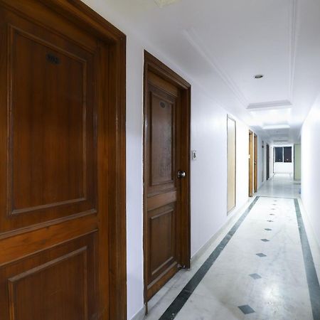 SPOT ON 66196 Hotel Hilltop Vadodara Buitenkant foto