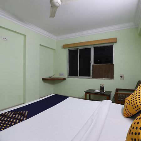 SPOT ON 66196 Hotel Hilltop Vadodara Buitenkant foto