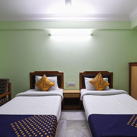 SPOT ON 66196 Hotel Hilltop Vadodara Buitenkant foto