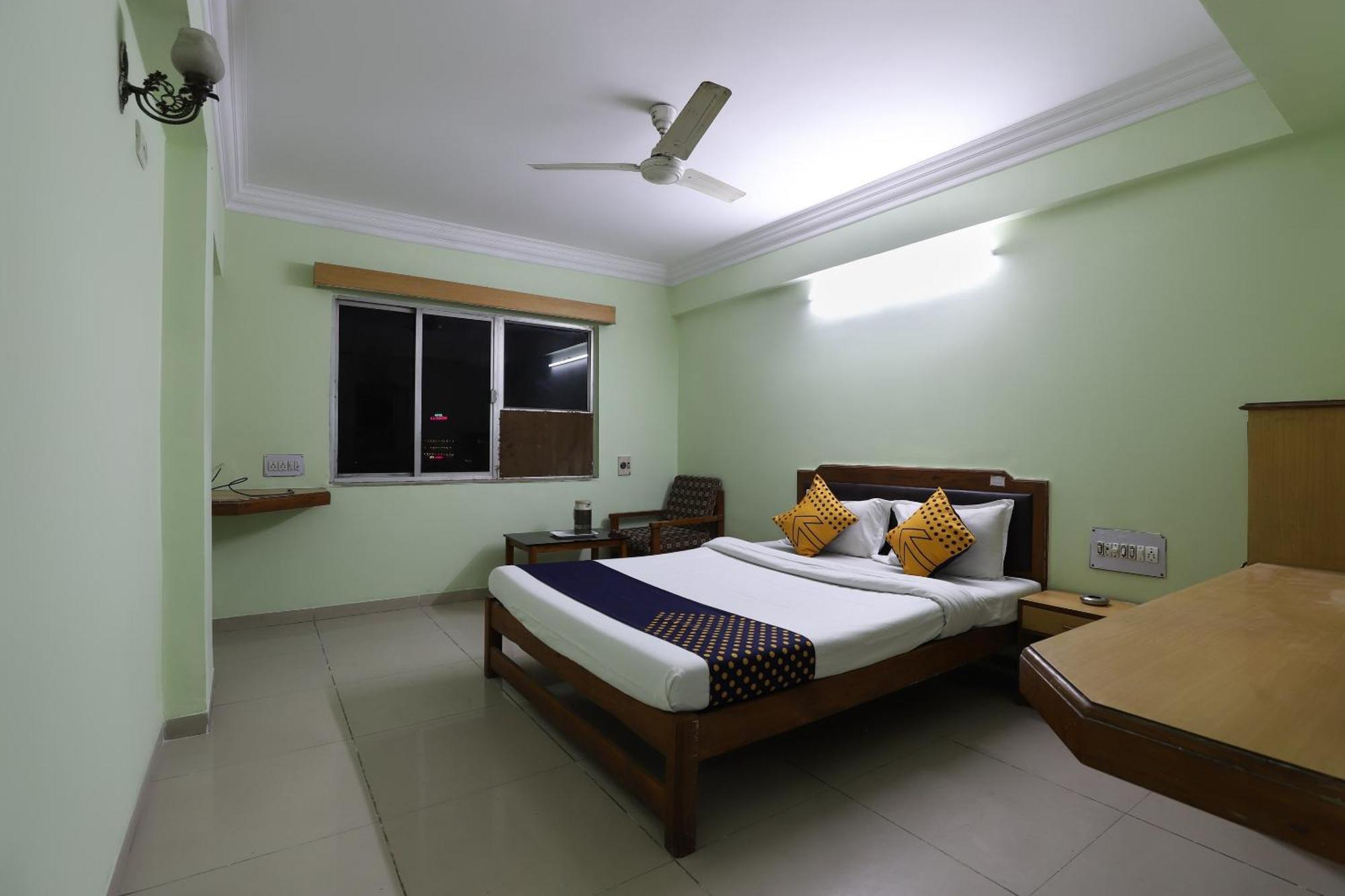 SPOT ON 66196 Hotel Hilltop Vadodara Buitenkant foto