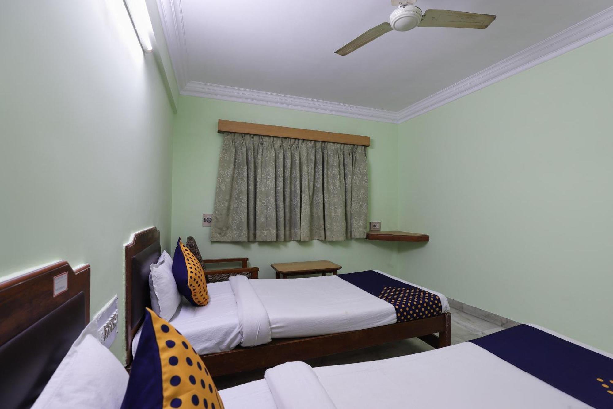 SPOT ON 66196 Hotel Hilltop Vadodara Buitenkant foto