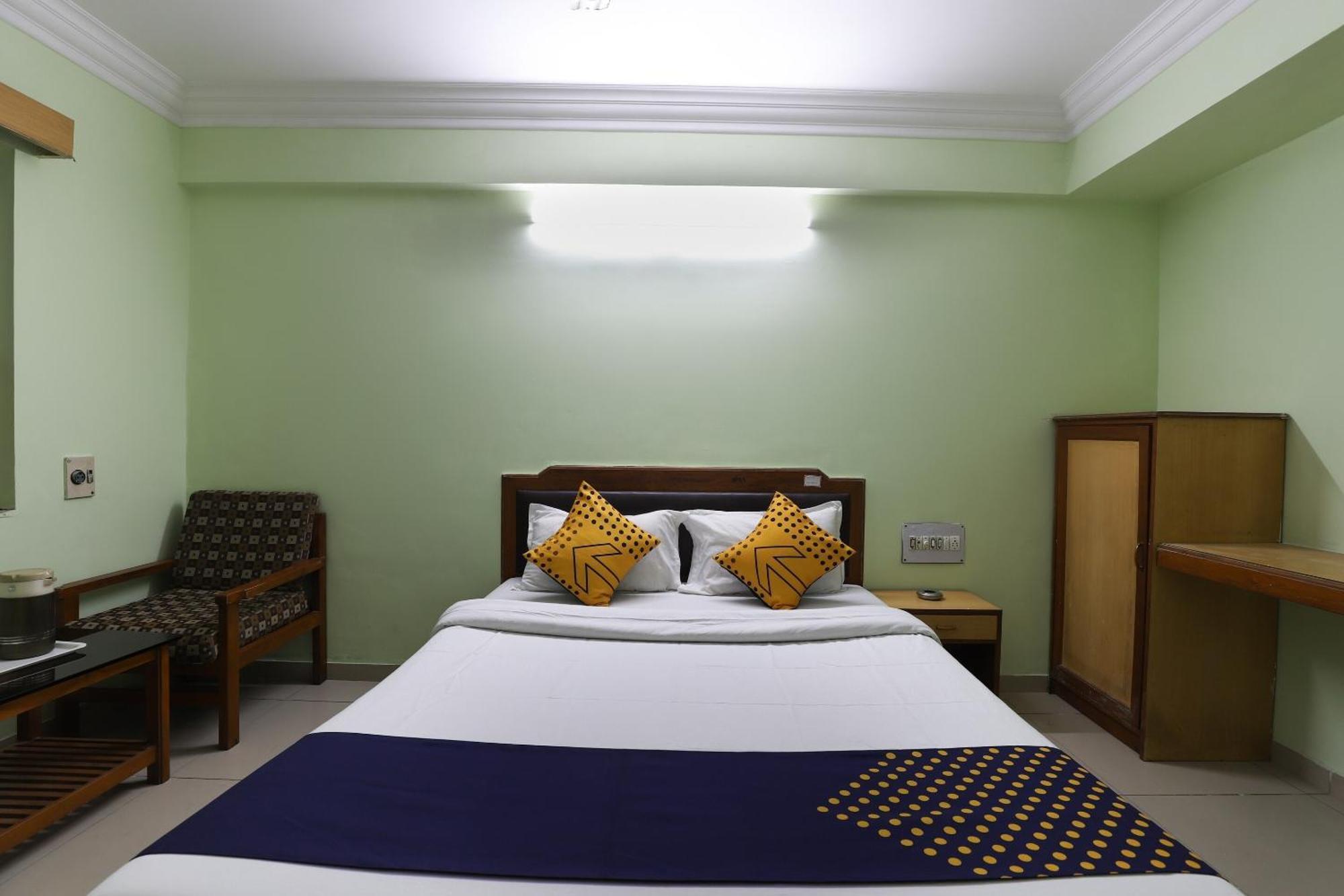 SPOT ON 66196 Hotel Hilltop Vadodara Buitenkant foto