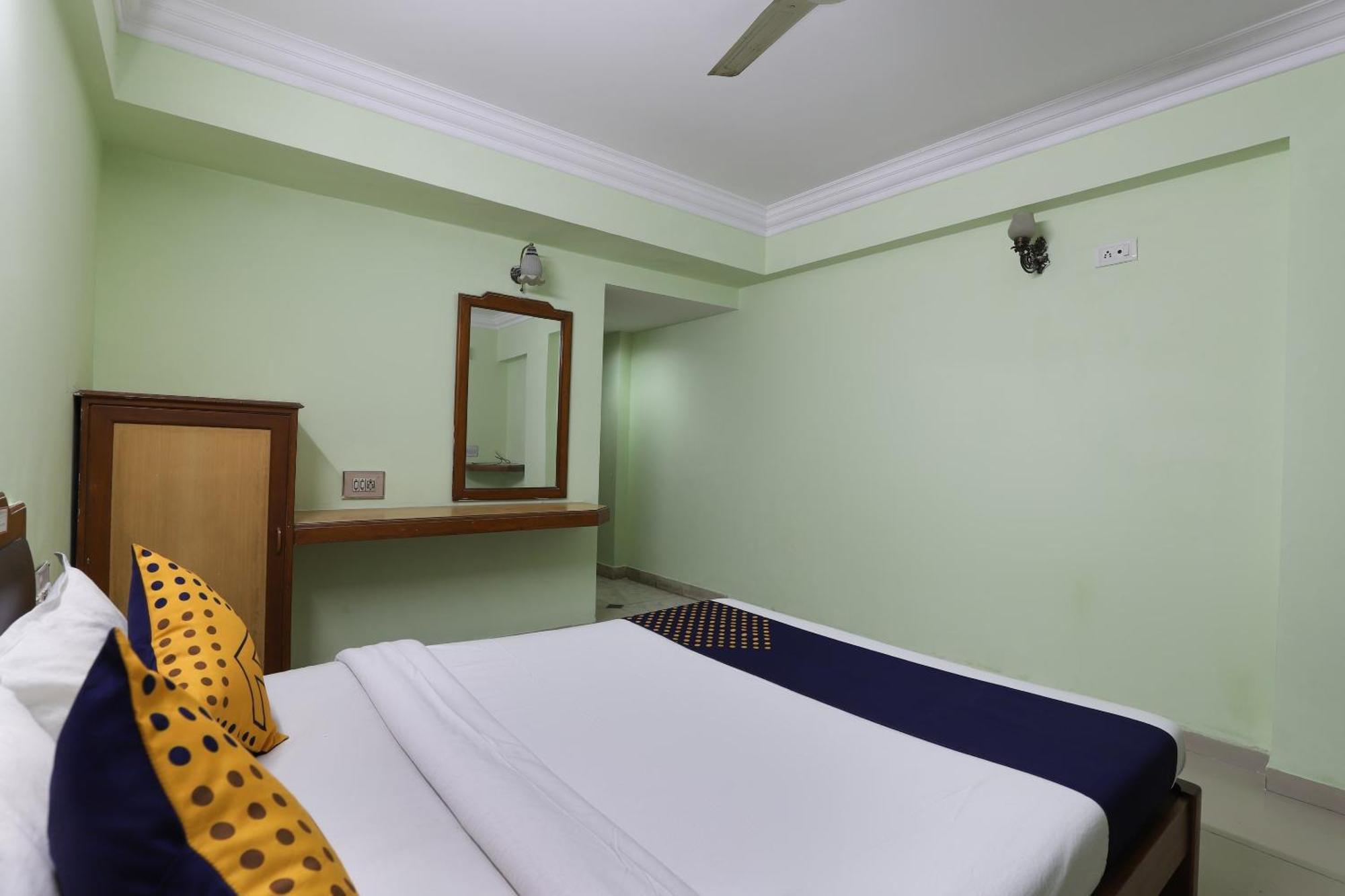 SPOT ON 66196 Hotel Hilltop Vadodara Buitenkant foto