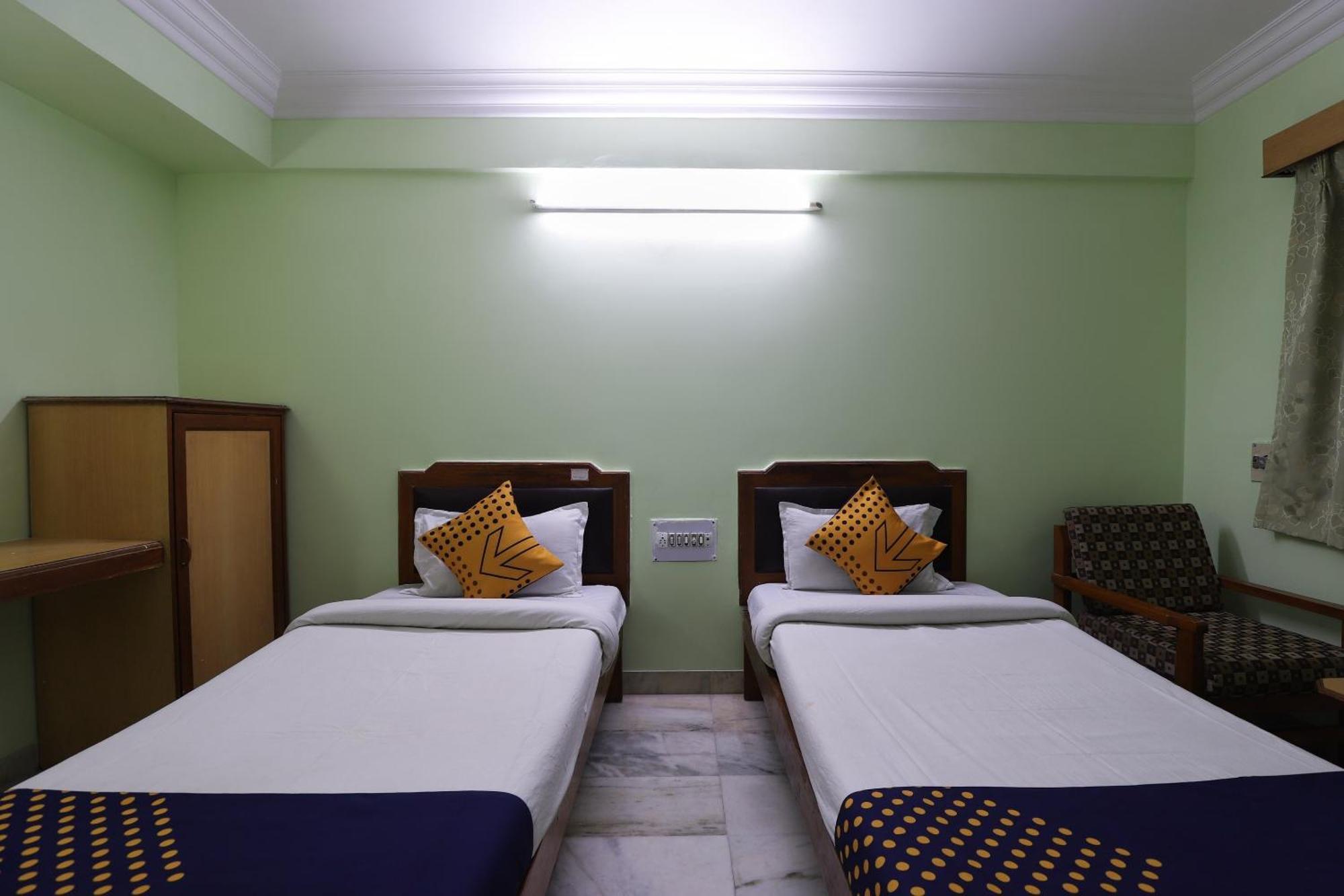 SPOT ON 66196 Hotel Hilltop Vadodara Buitenkant foto