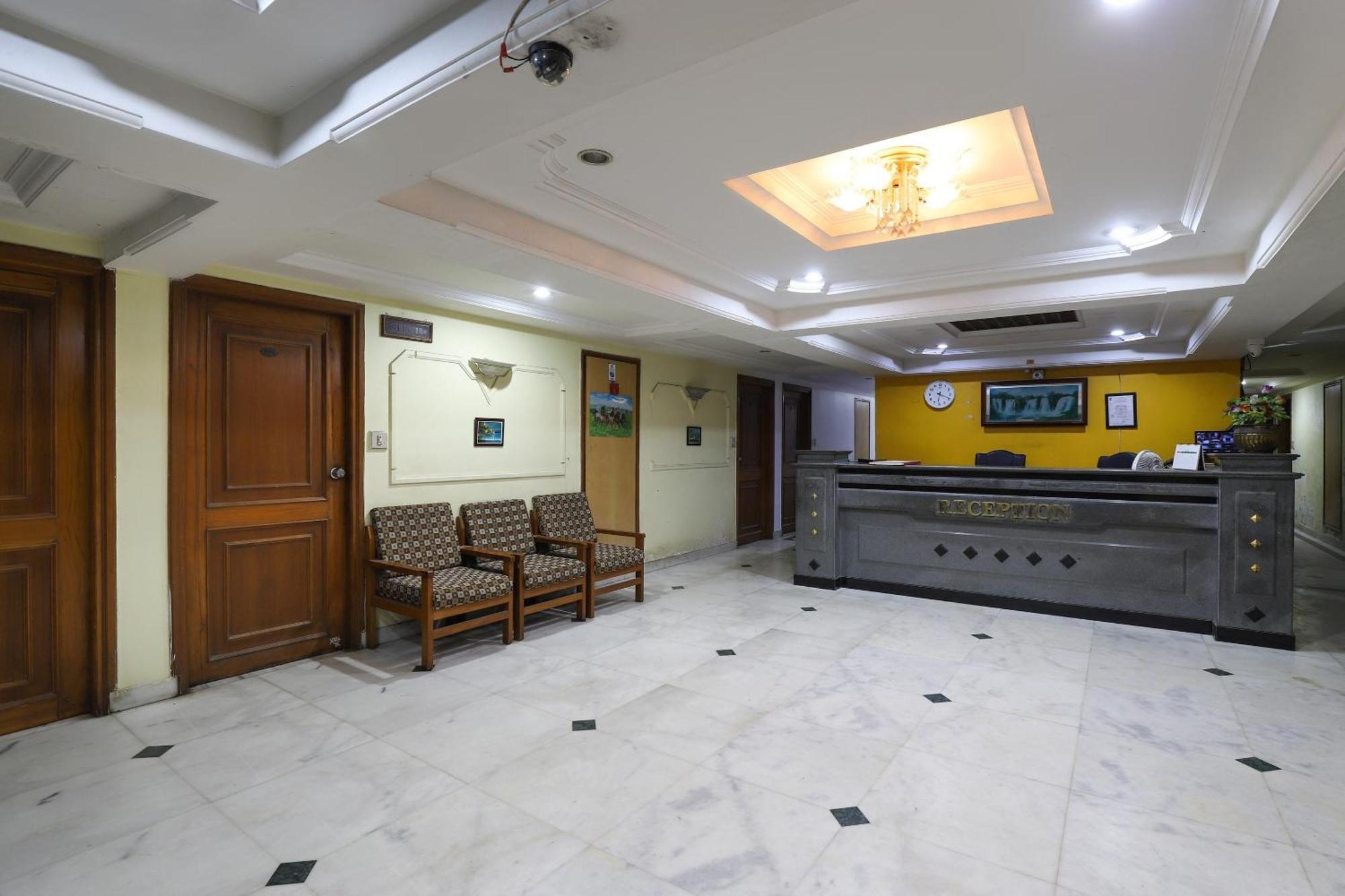 SPOT ON 66196 Hotel Hilltop Vadodara Buitenkant foto