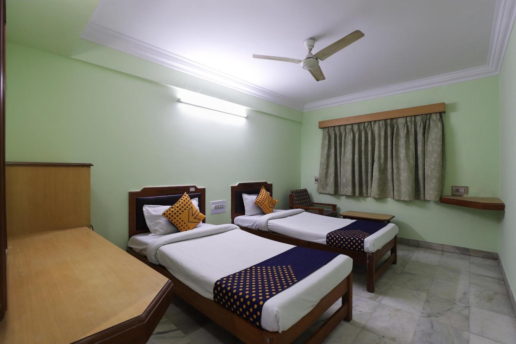 SPOT ON 66196 Hotel Hilltop Vadodara Buitenkant foto