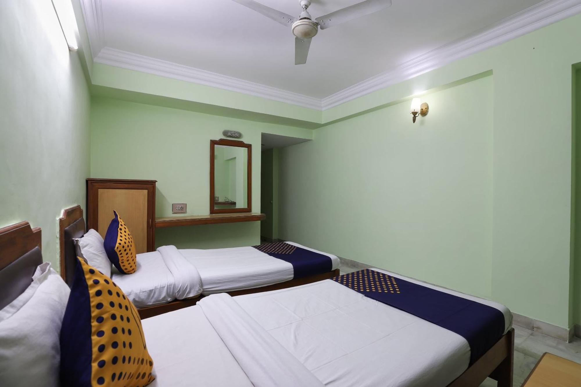 SPOT ON 66196 Hotel Hilltop Vadodara Buitenkant foto