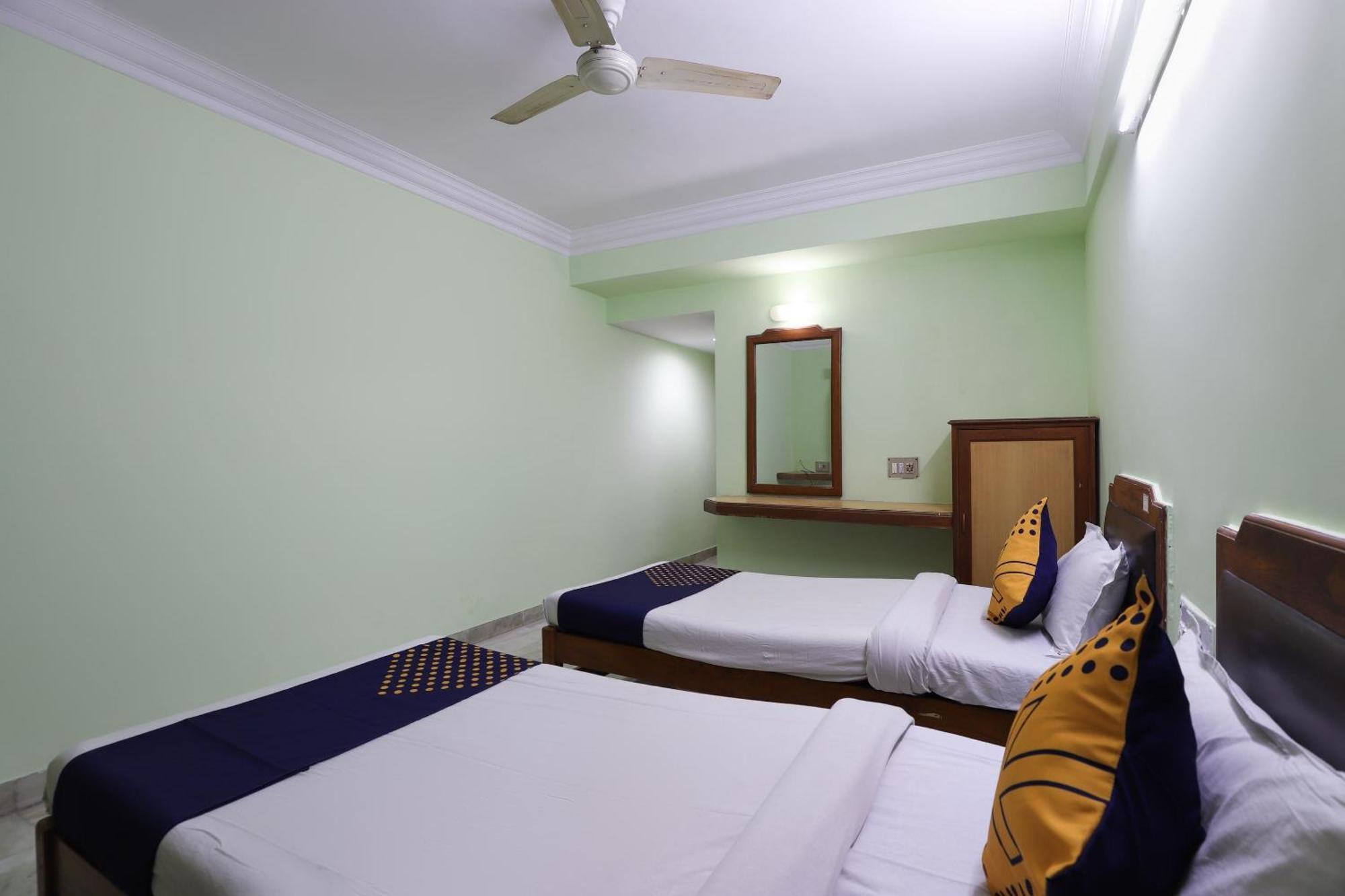SPOT ON 66196 Hotel Hilltop Vadodara Buitenkant foto