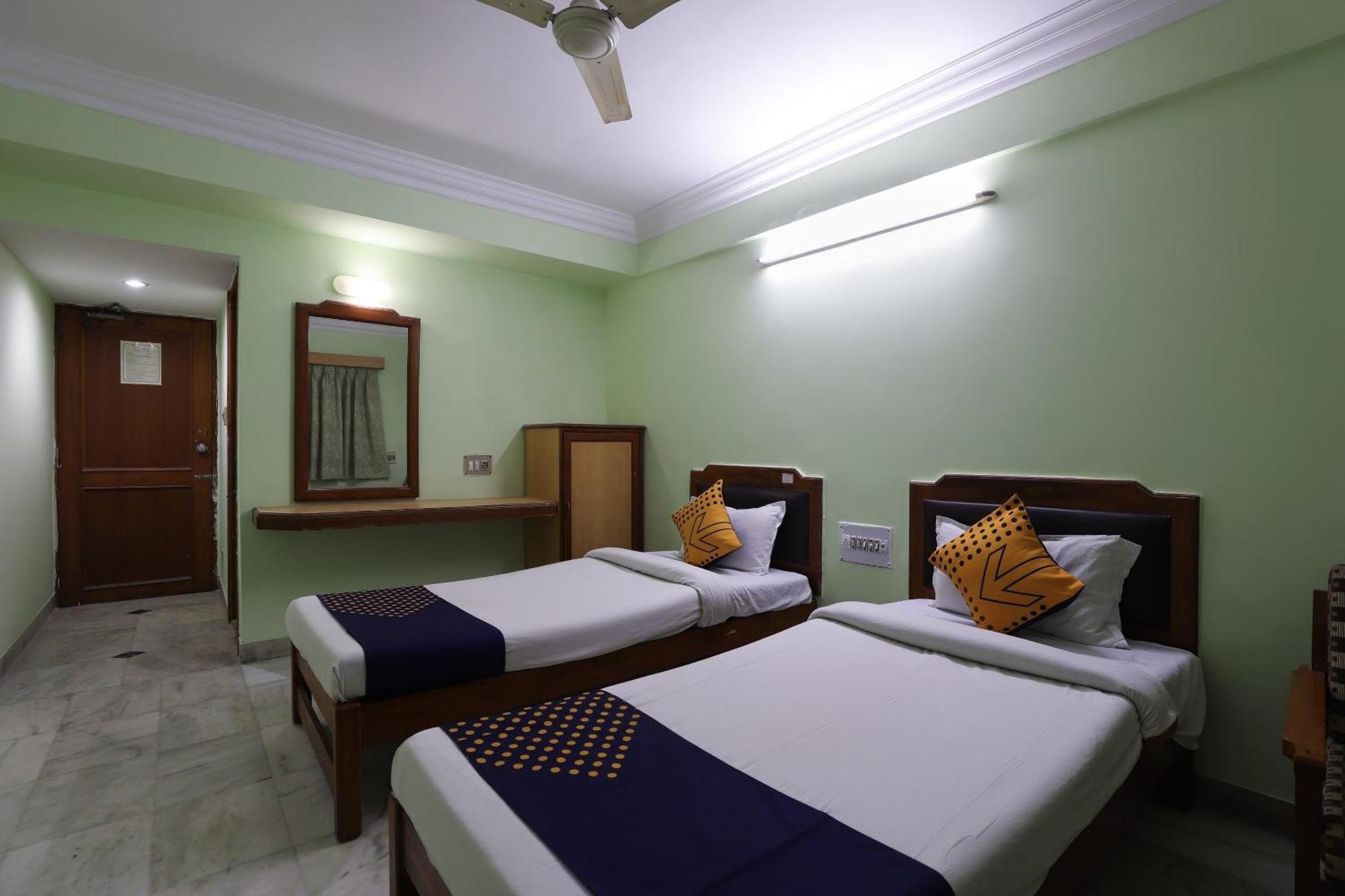SPOT ON 66196 Hotel Hilltop Vadodara Buitenkant foto