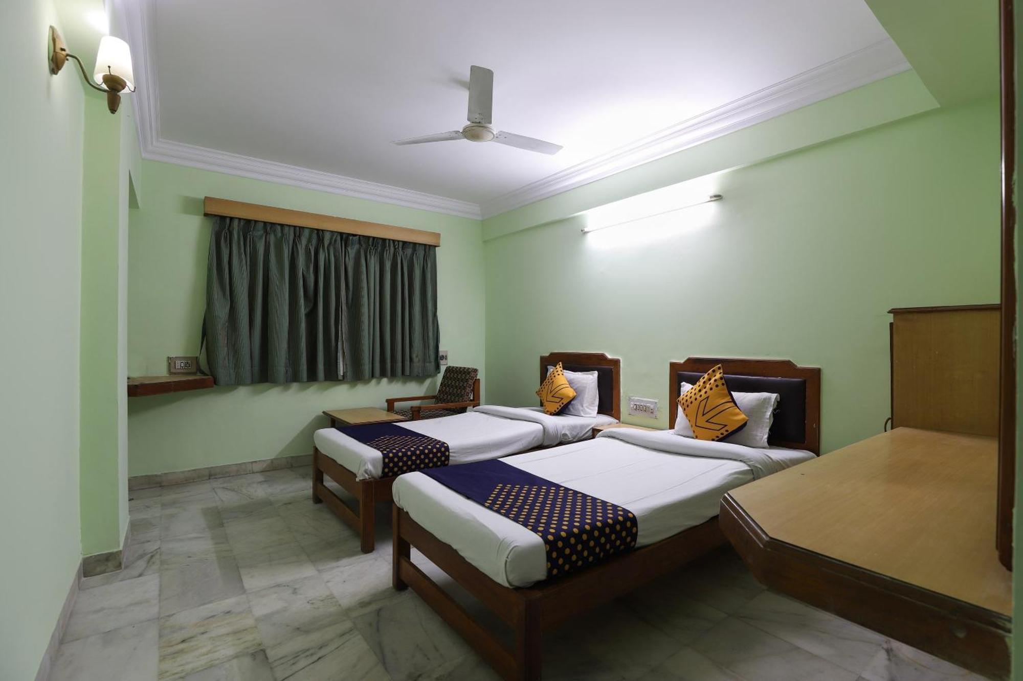 SPOT ON 66196 Hotel Hilltop Vadodara Buitenkant foto
