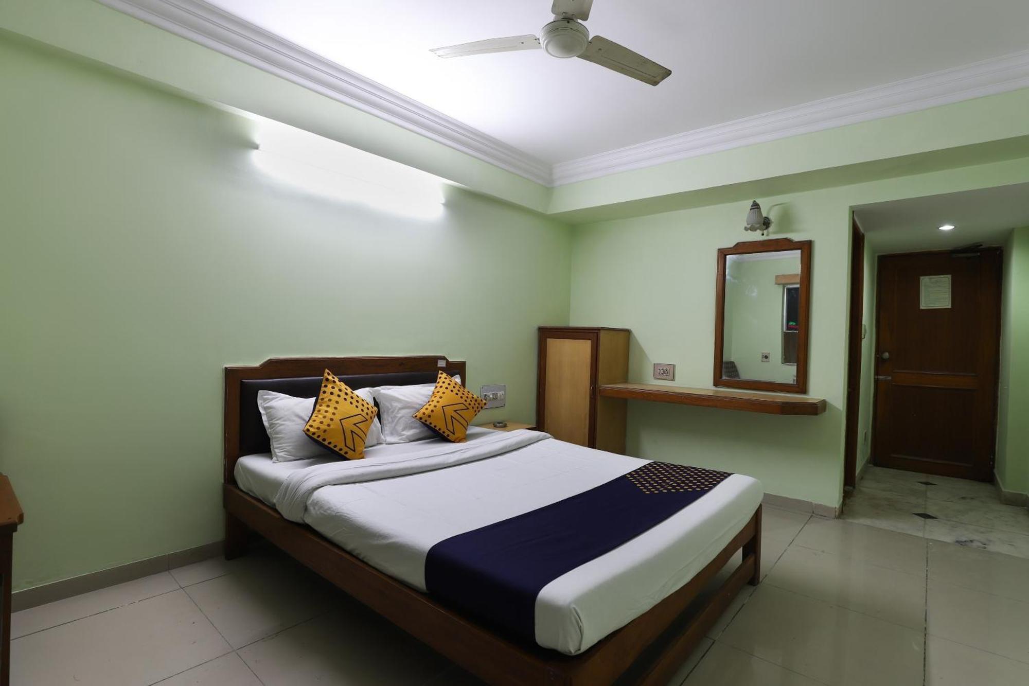 SPOT ON 66196 Hotel Hilltop Vadodara Buitenkant foto
