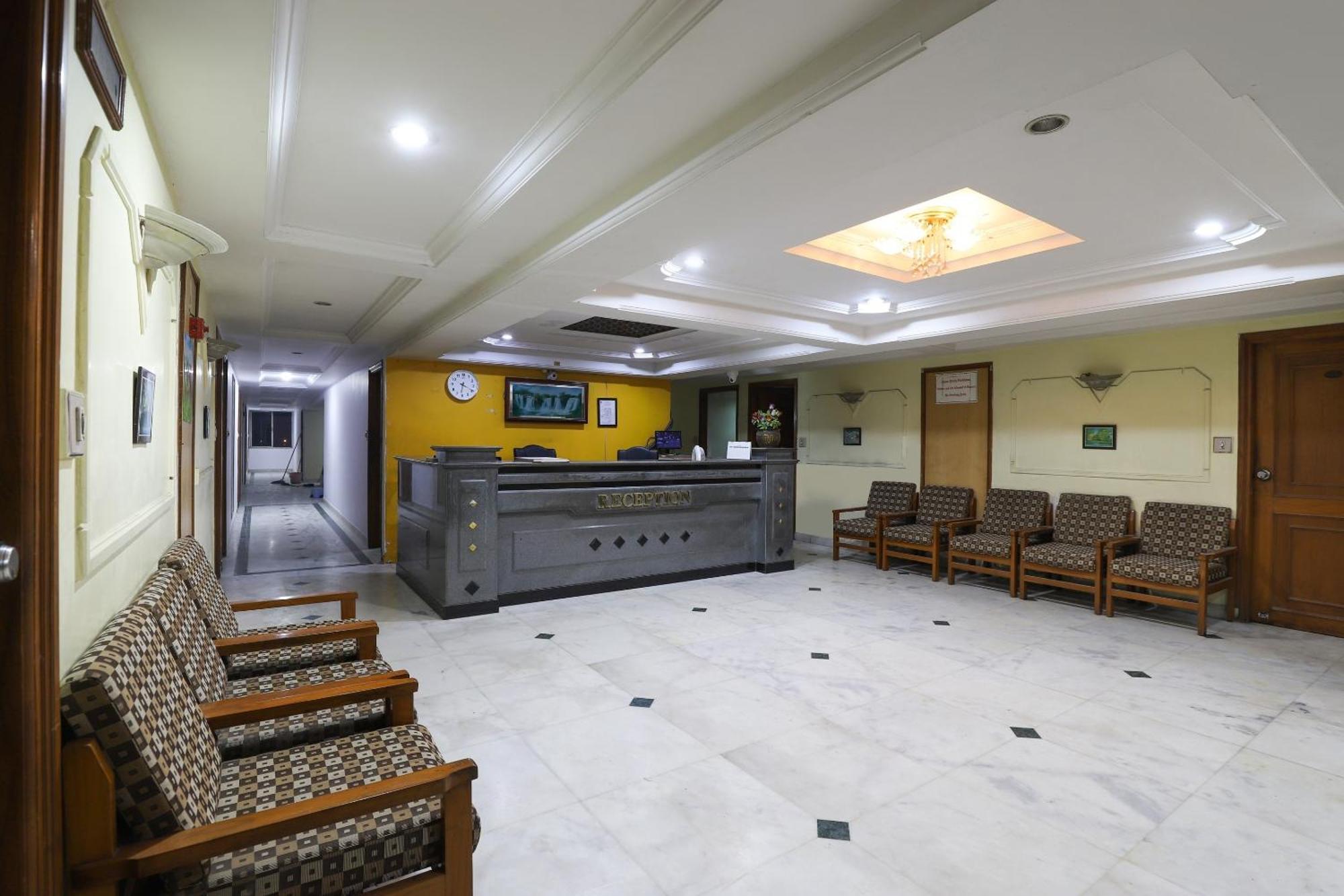 SPOT ON 66196 Hotel Hilltop Vadodara Buitenkant foto