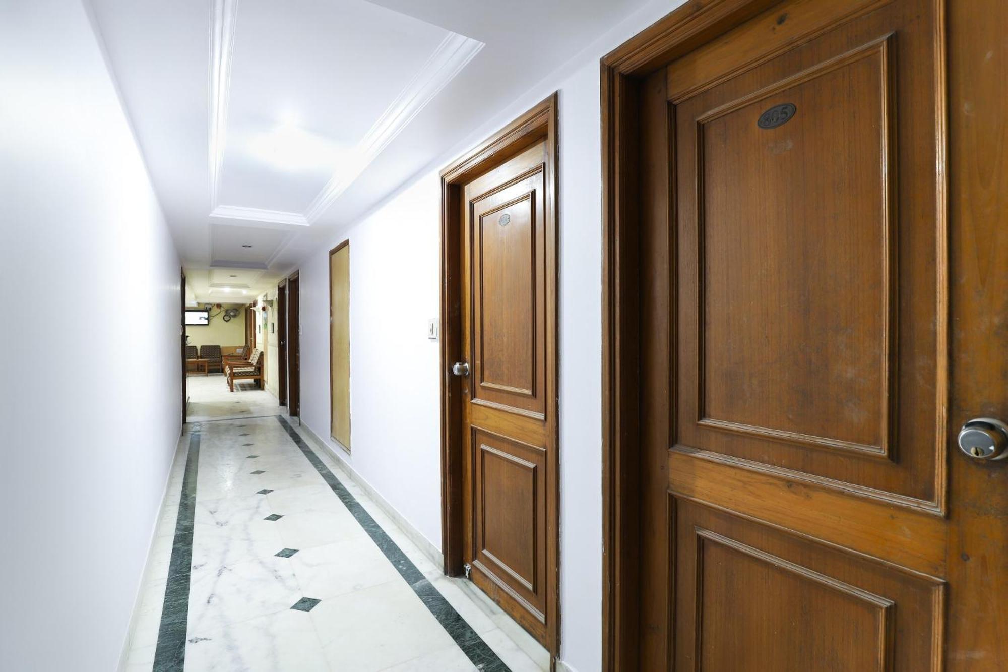 SPOT ON 66196 Hotel Hilltop Vadodara Buitenkant foto