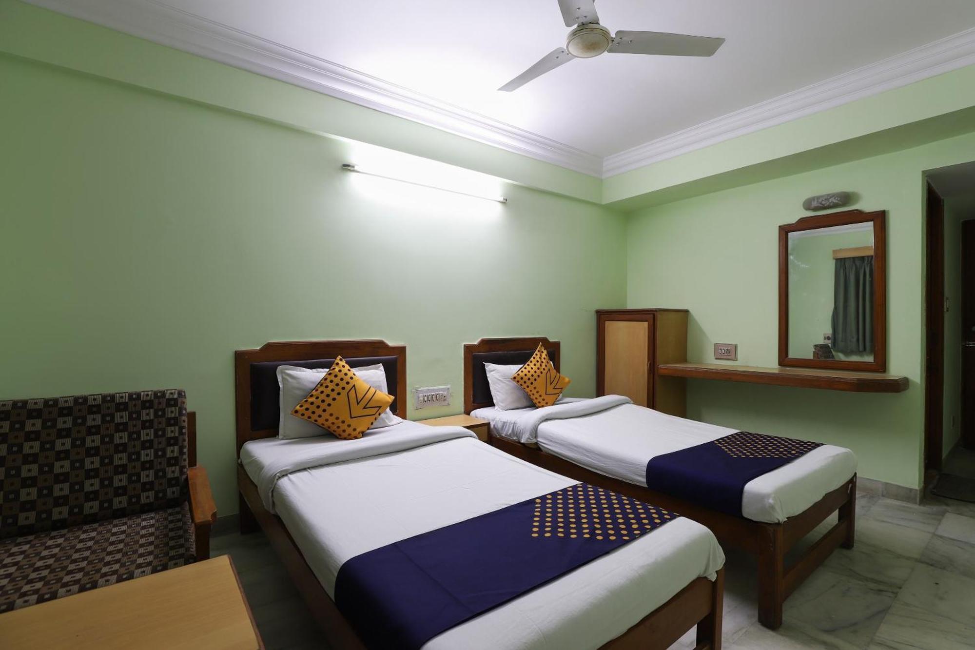 SPOT ON 66196 Hotel Hilltop Vadodara Buitenkant foto