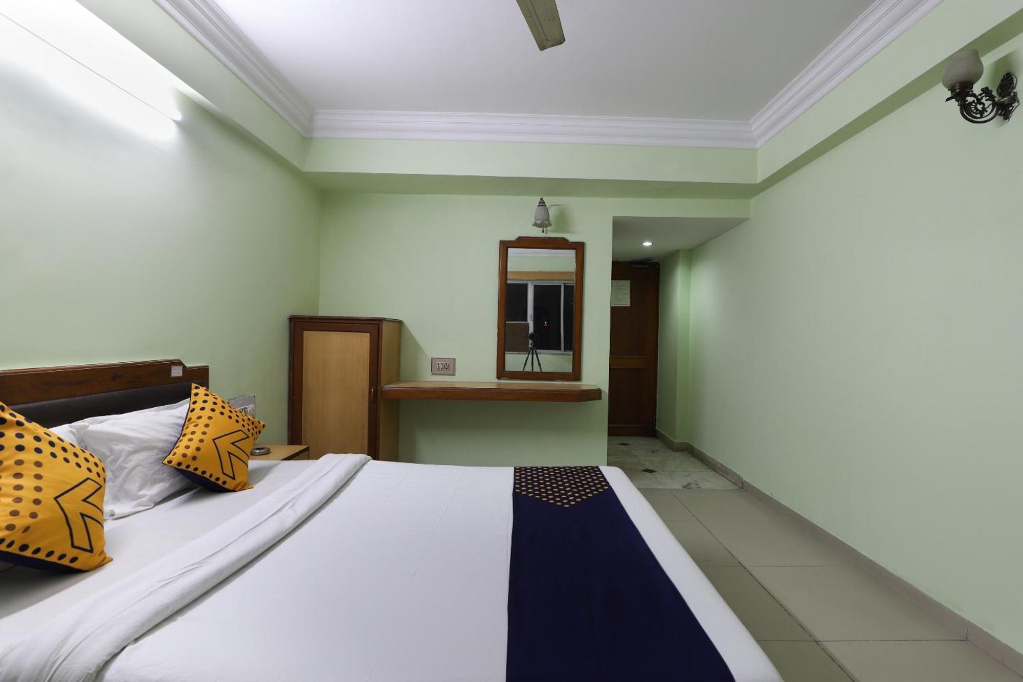 SPOT ON 66196 Hotel Hilltop Vadodara Buitenkant foto