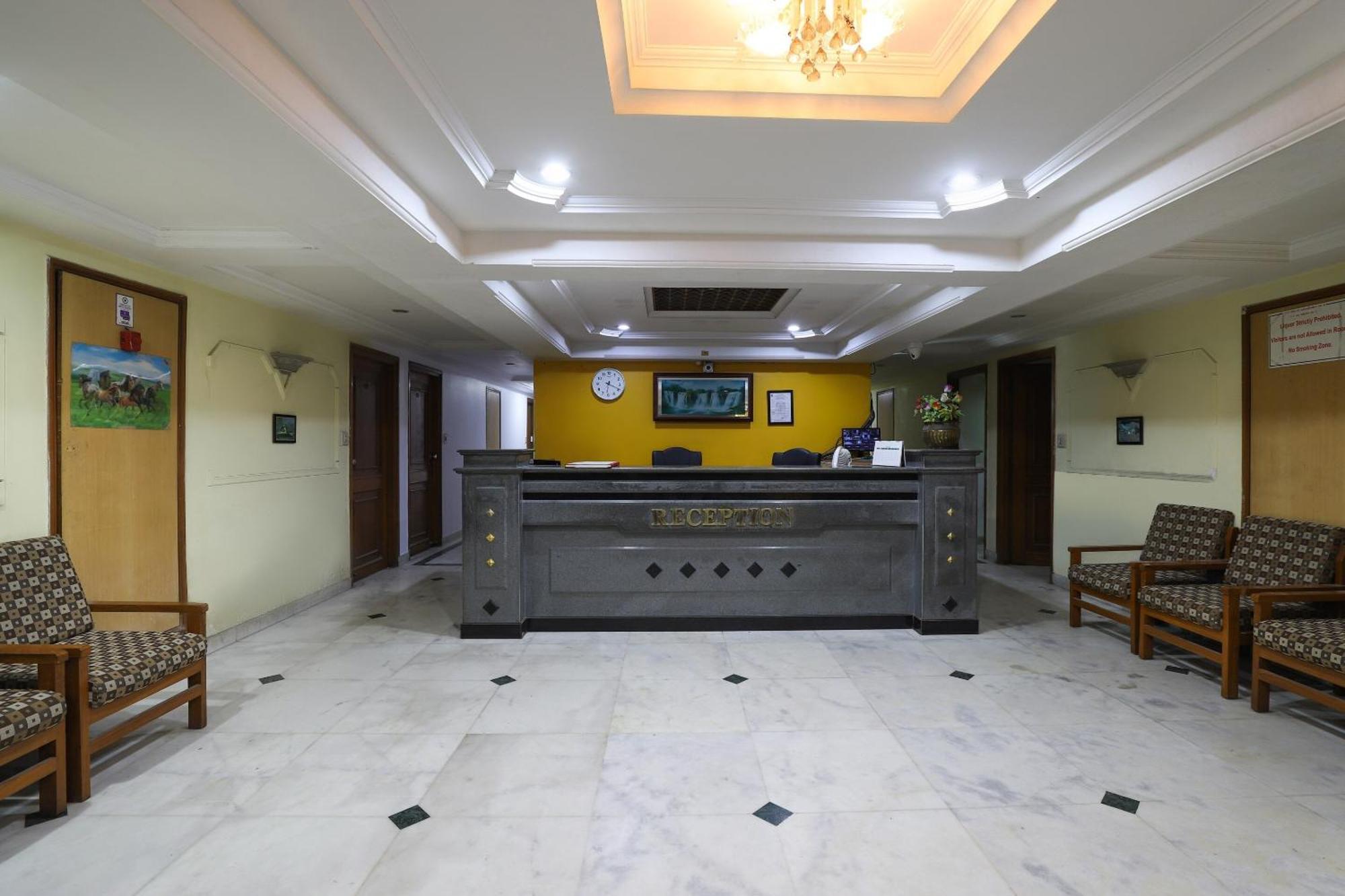 SPOT ON 66196 Hotel Hilltop Vadodara Buitenkant foto