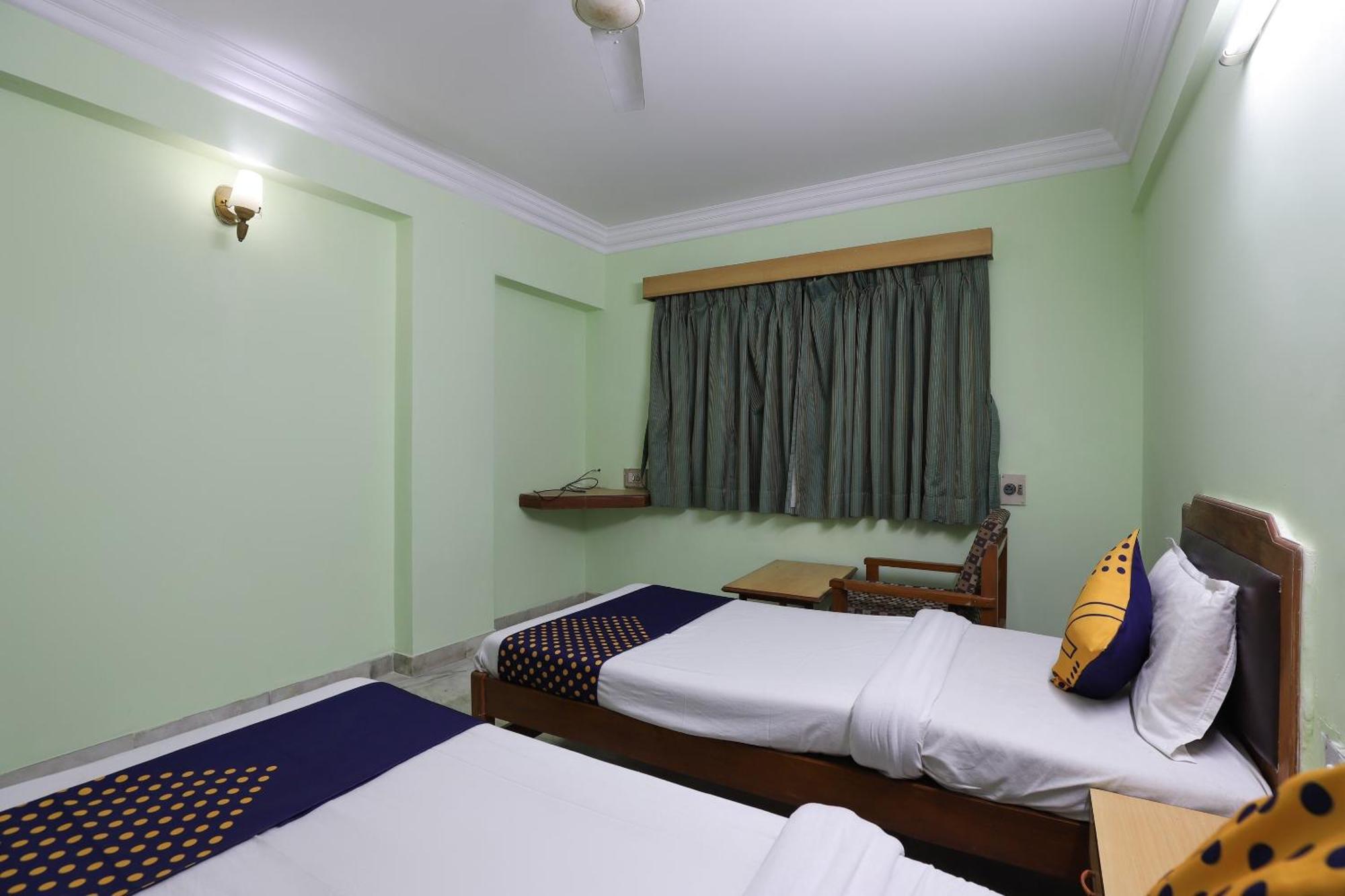 SPOT ON 66196 Hotel Hilltop Vadodara Buitenkant foto