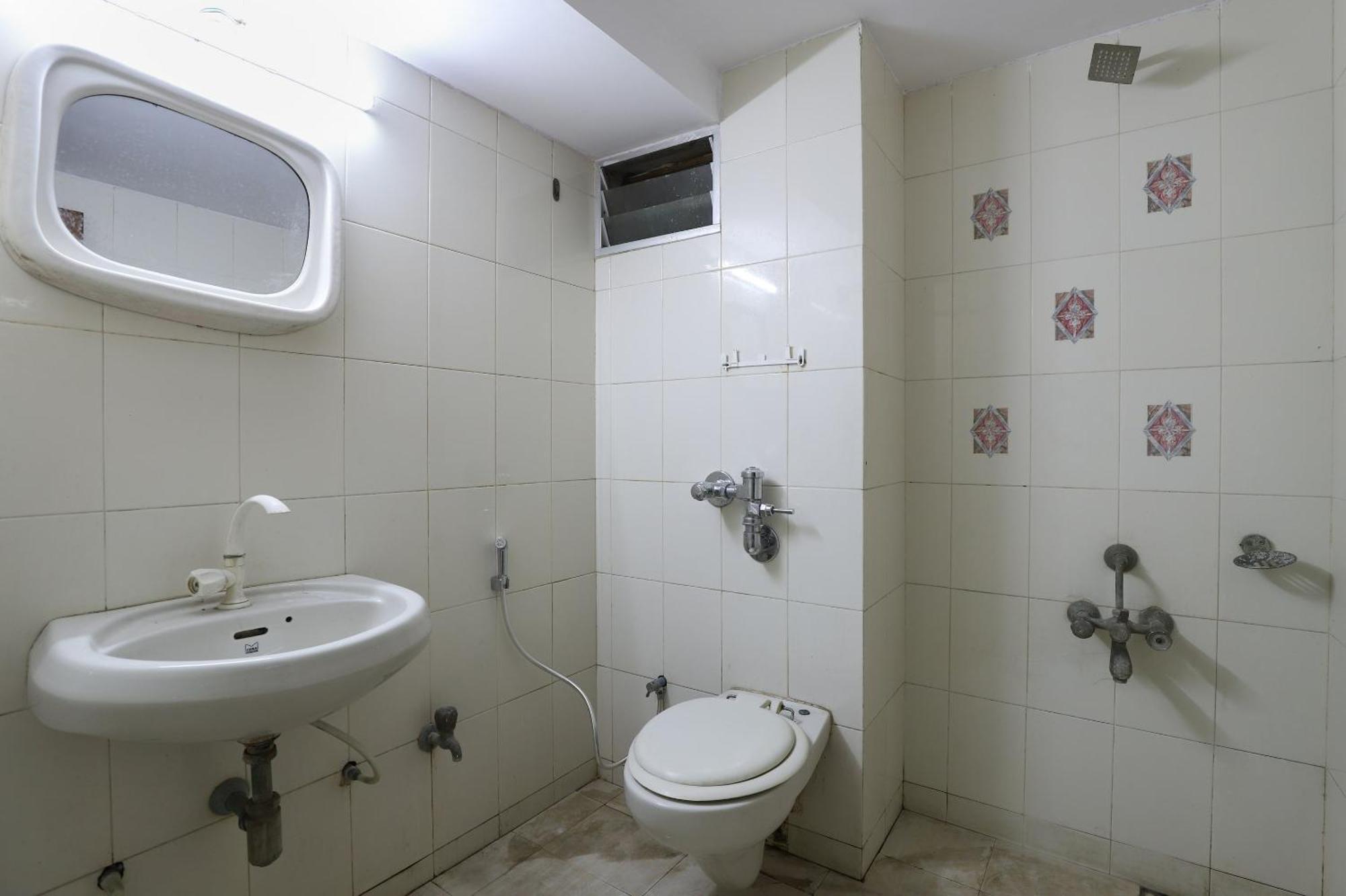 SPOT ON 66196 Hotel Hilltop Vadodara Buitenkant foto