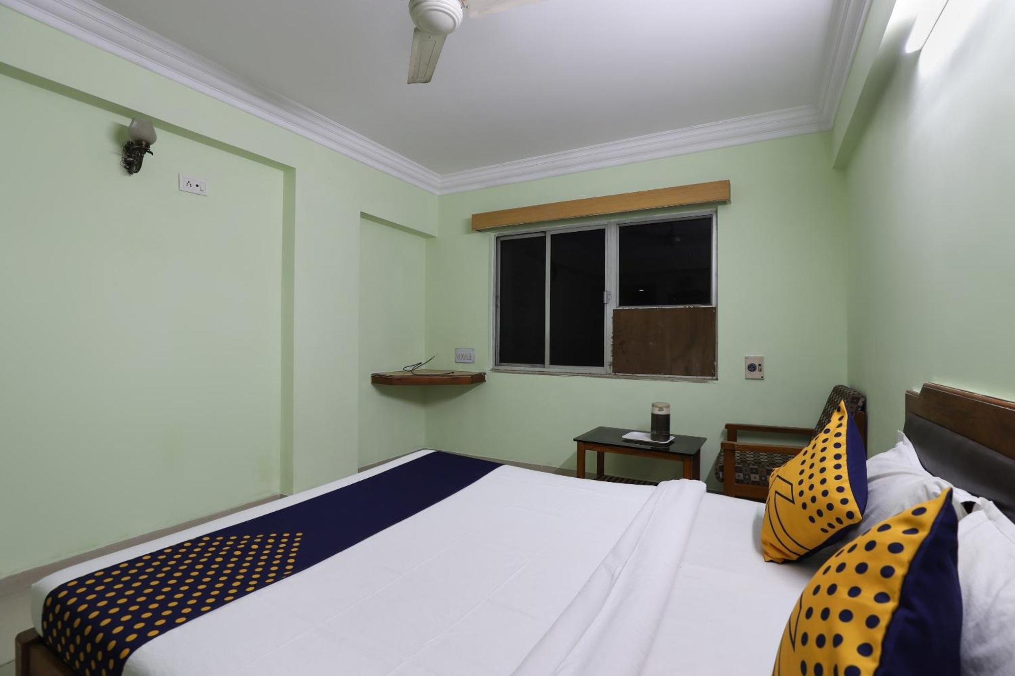 SPOT ON 66196 Hotel Hilltop Vadodara Buitenkant foto