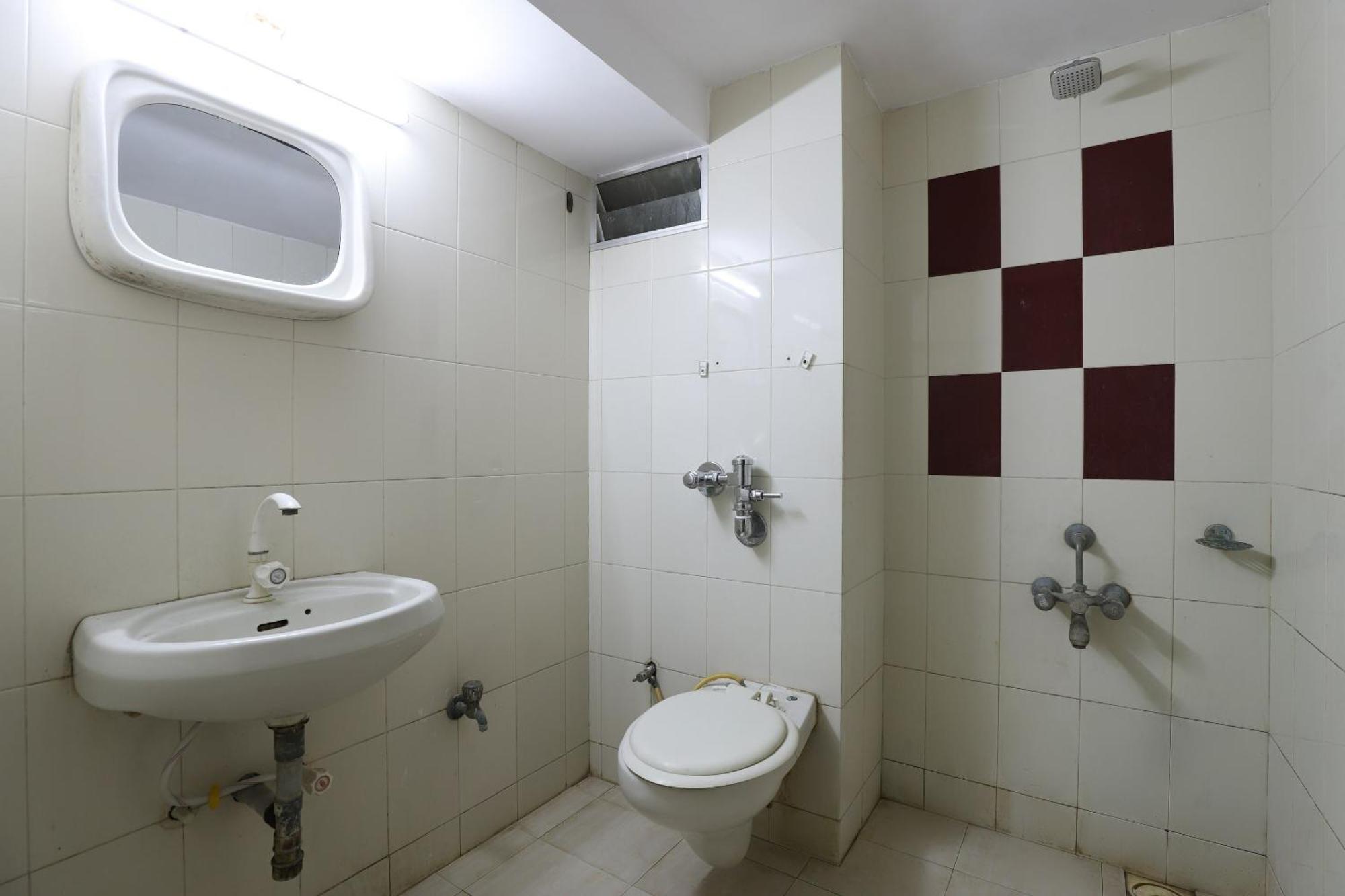 SPOT ON 66196 Hotel Hilltop Vadodara Buitenkant foto